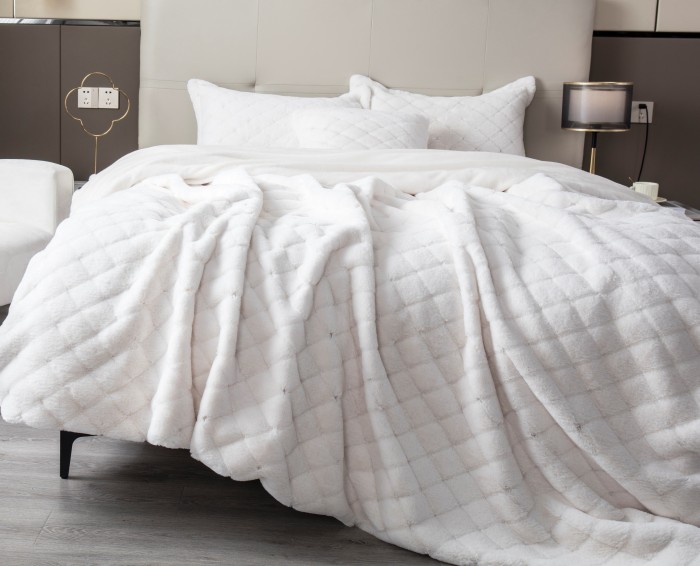 Покрывало декоративное Shinshilla point (светлый крем) 220x240см 